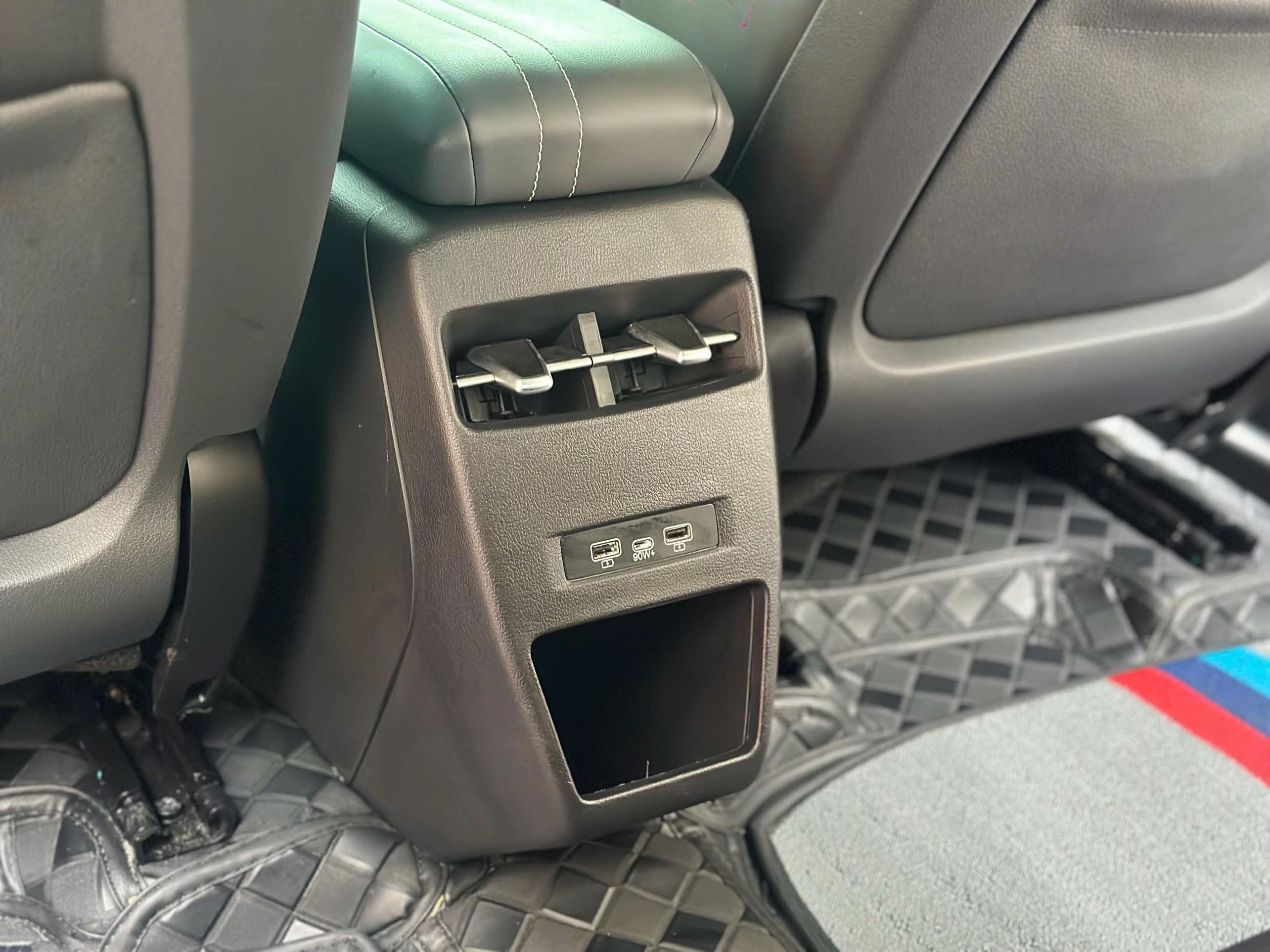 Chi tiết cửa gió điều hòa và cổng sạc USB Type-C/Type-A cho người ngồi sau trên xe VF 7.