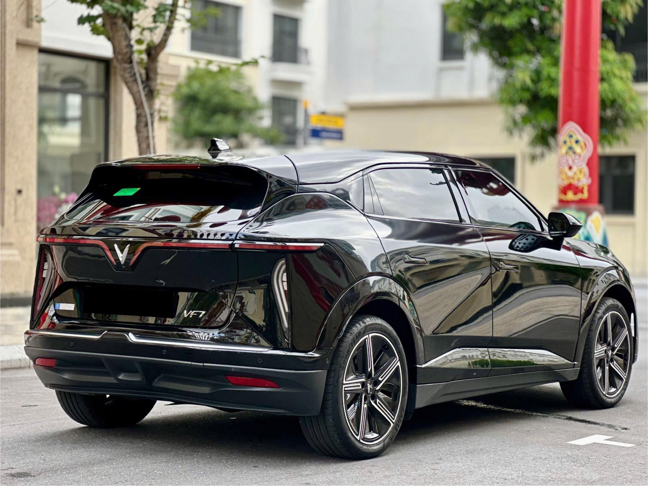 Góc nhìn từ phía sau tôn lên vẻ đẹp hiện đại của mẫu C-SUV điện.