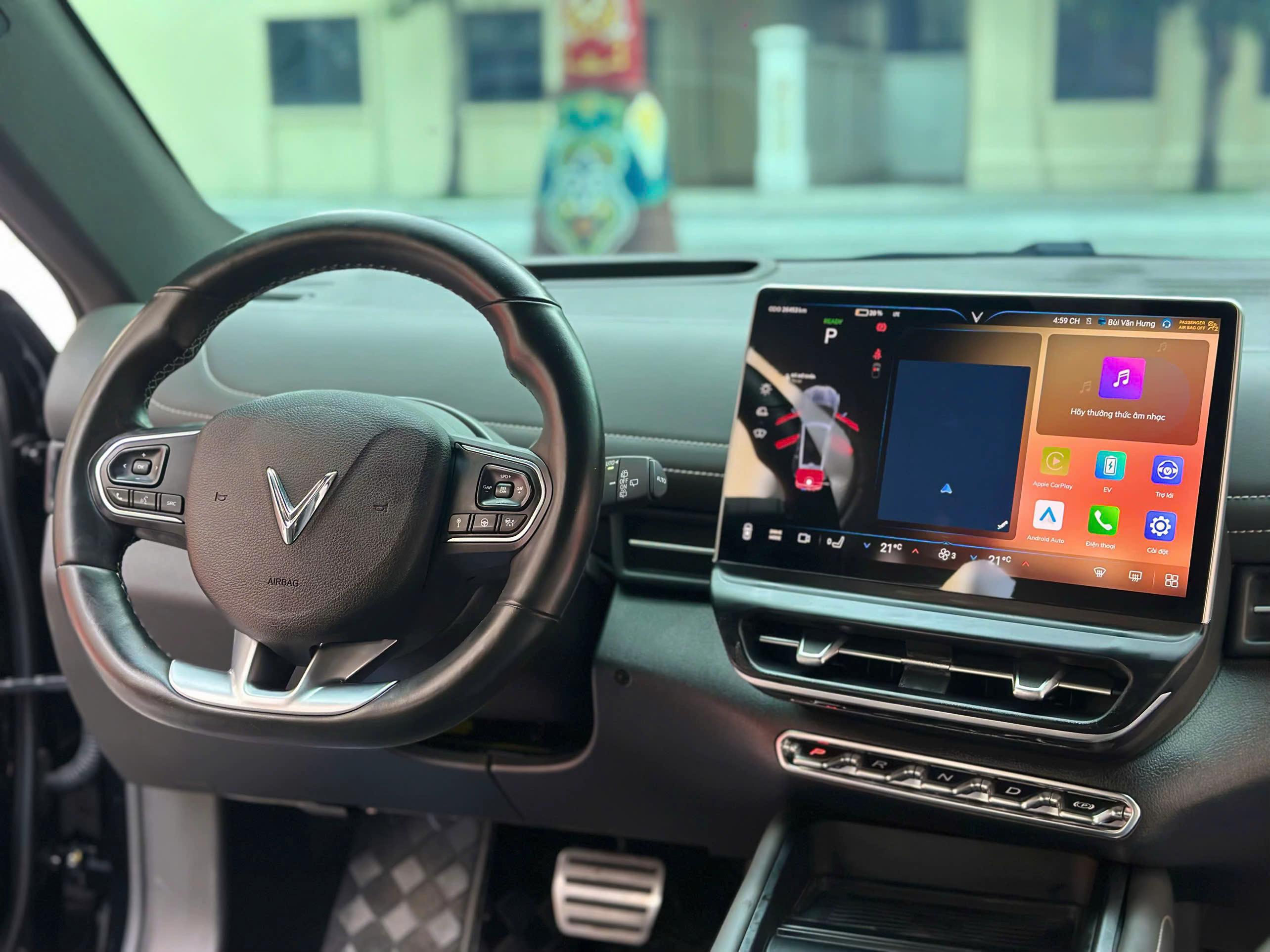 Khoang lái thiết kế hướng về người lái, tối giản nhưng đầy đủ công nghệ.