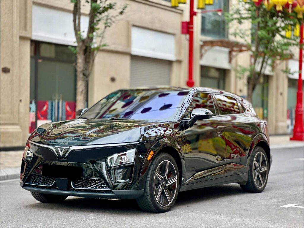 Thiết kế đầu xe thể thao với dải đèn LED cánh chim đặc trưng của