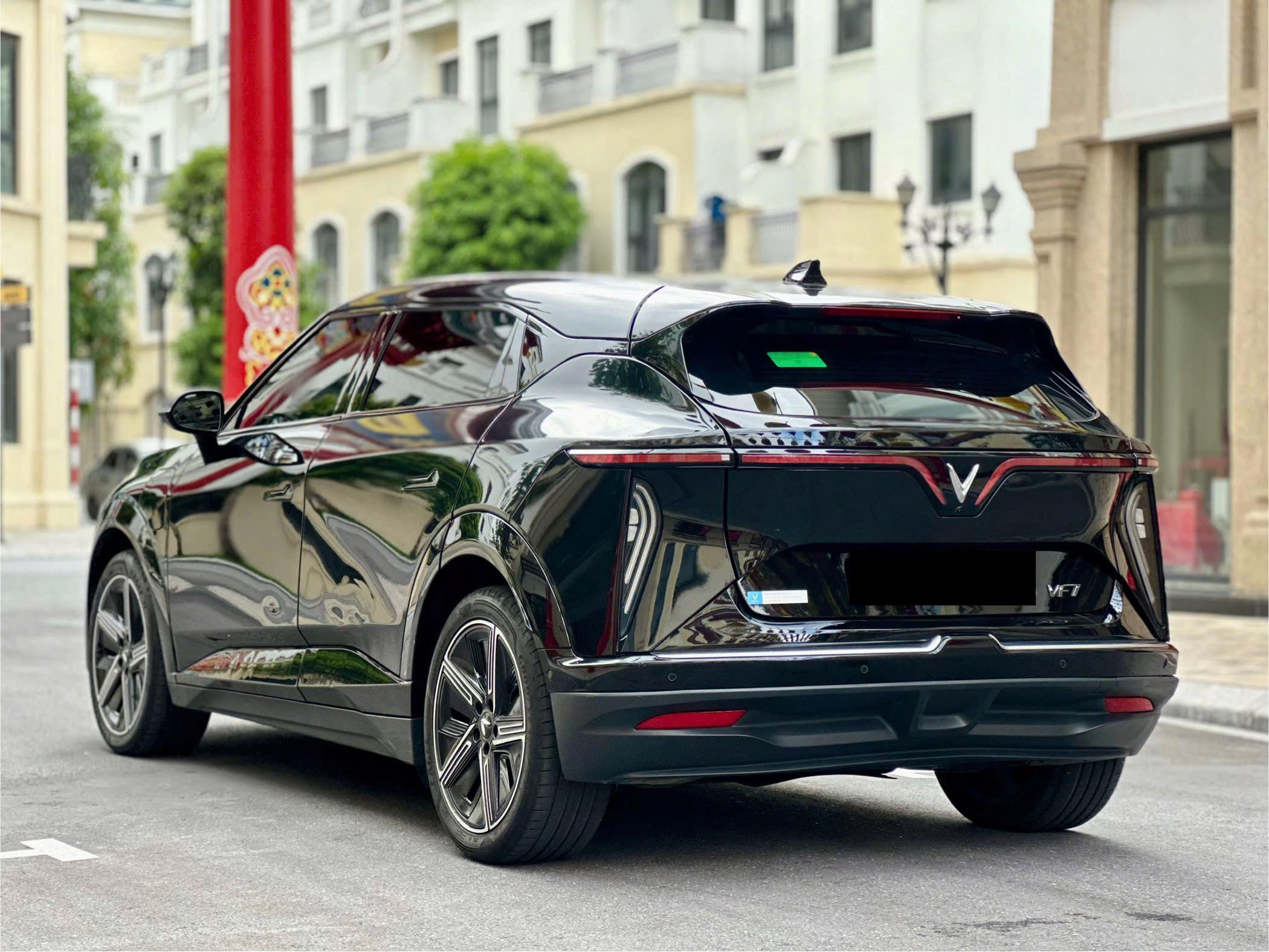 Thân xe khỏe khoắn kết hợp cùng bộ mâm hợp kim kích thước lớn 20 inch.